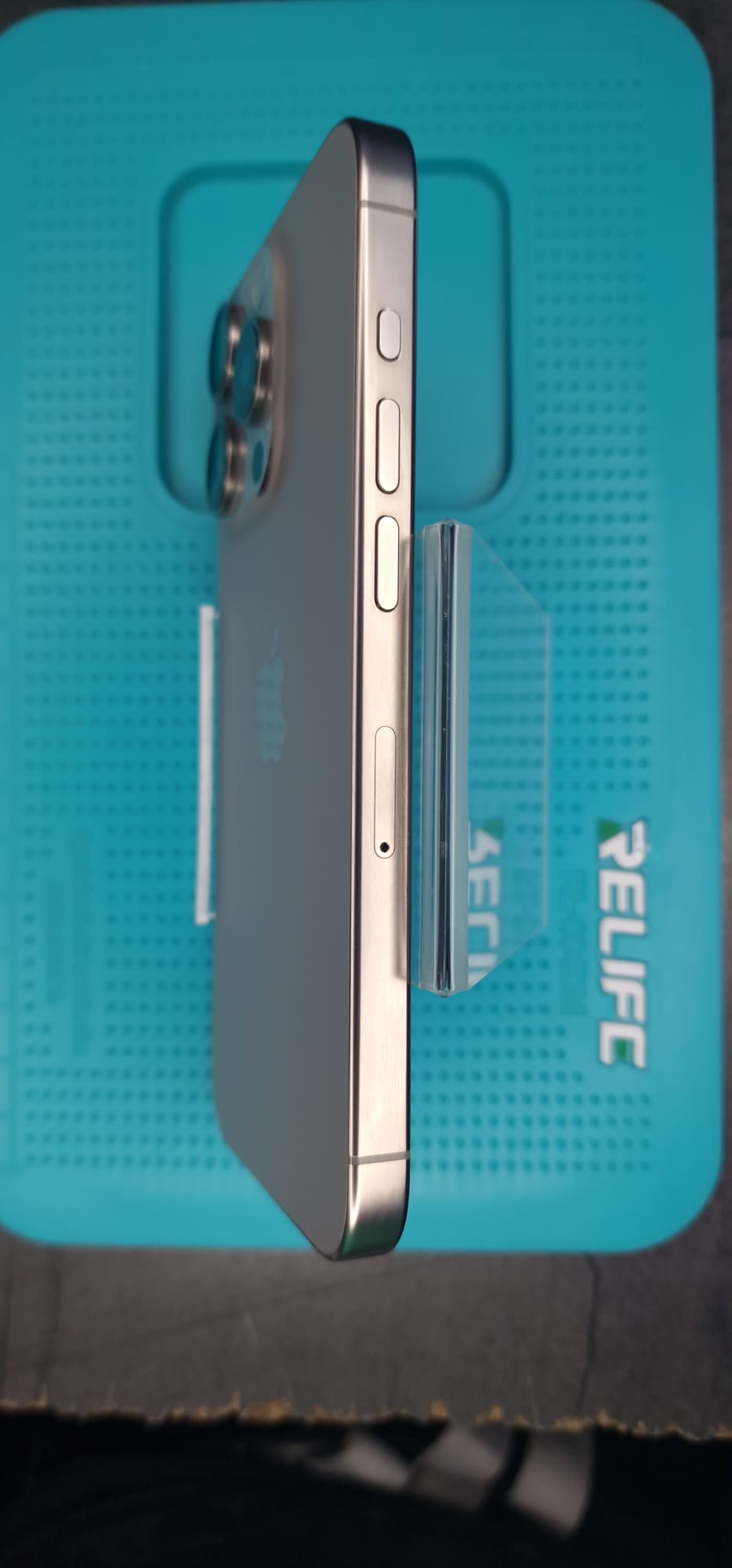 Apple iPhone 15 Pro 128 GB Natur – Gut – Bild 2