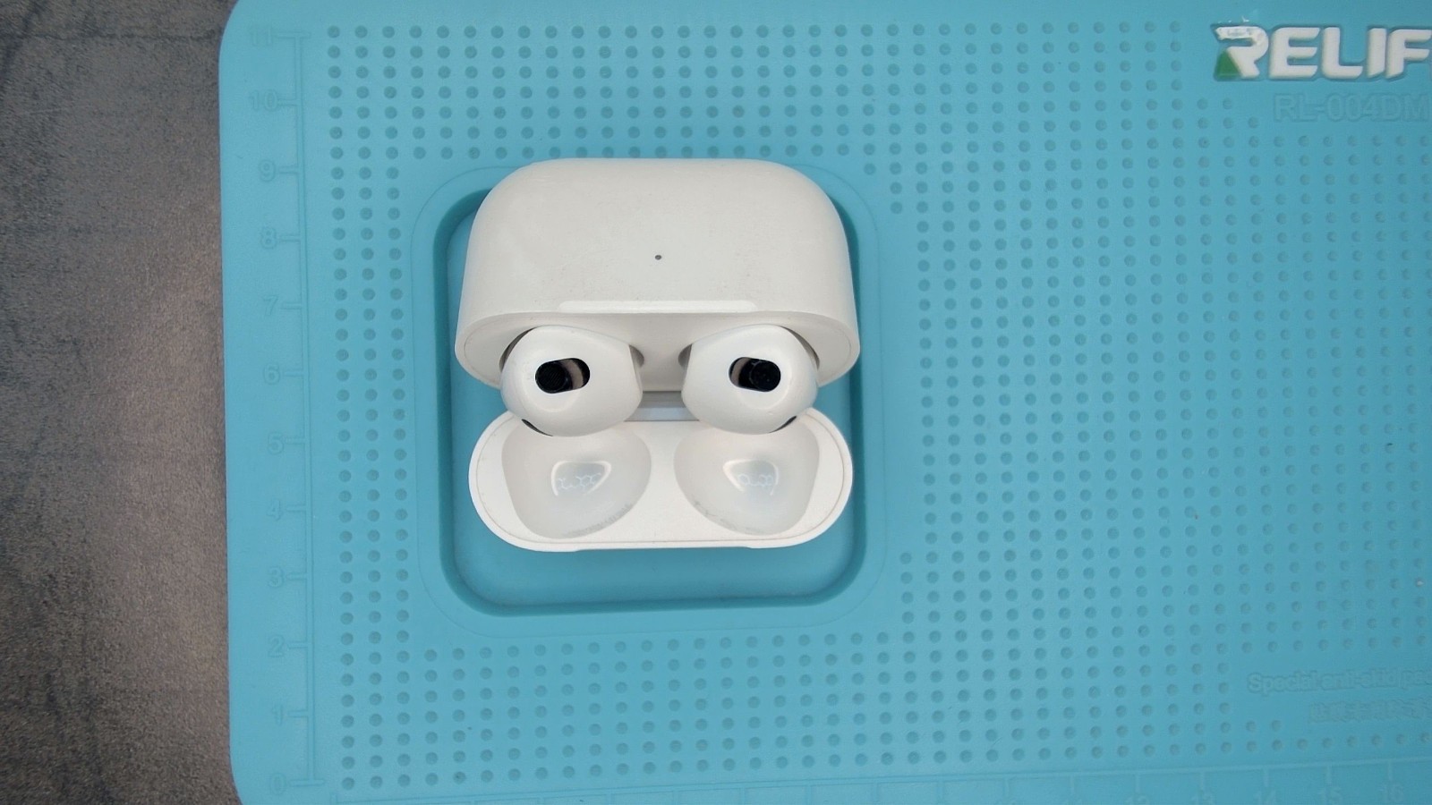 Apple AirPods 3 Generation True Wireless Kopfhörer Lightning Ladecase weiß – Bild 4