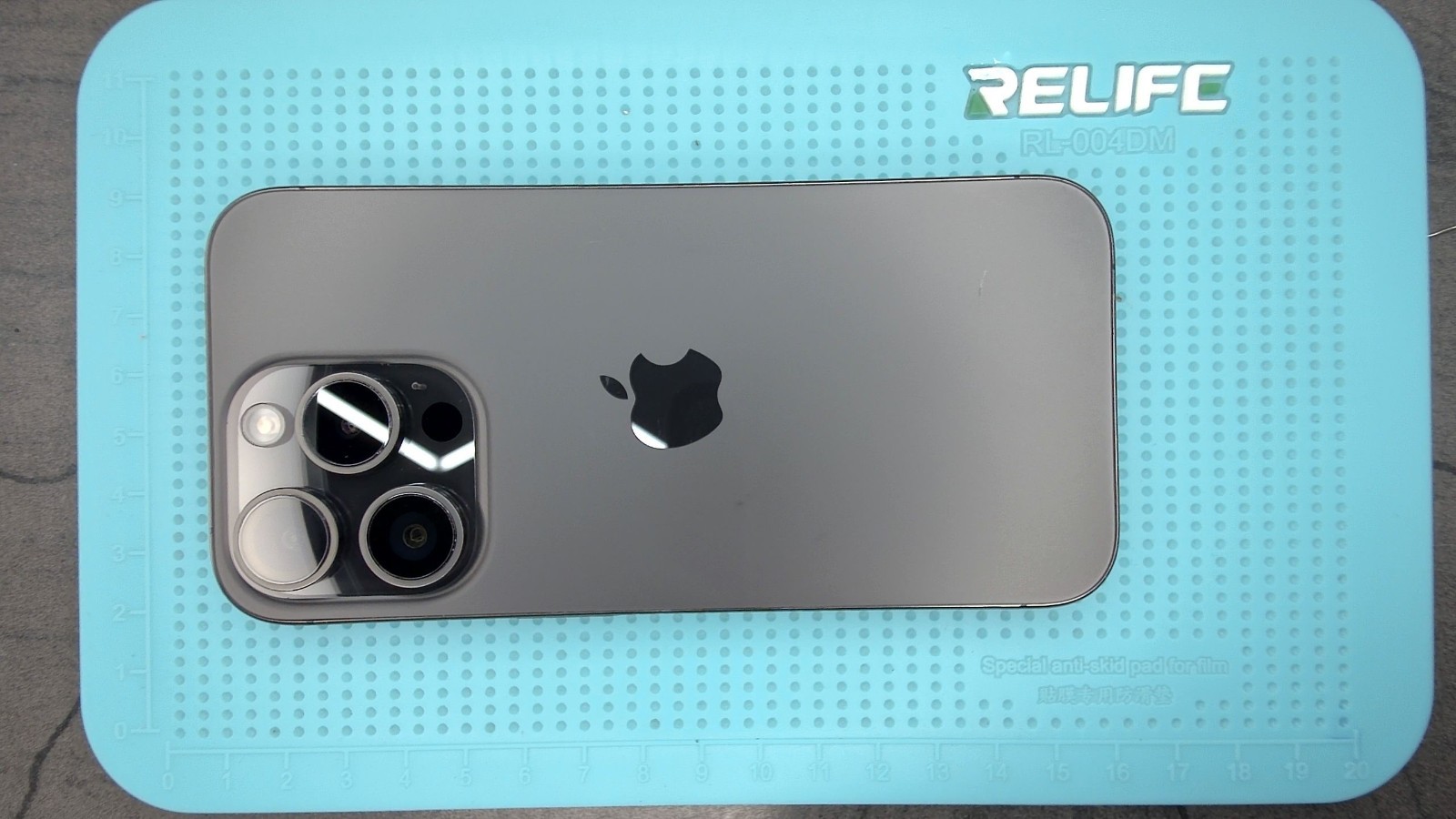 Apple iPhone 15 Pro - 128GB - Fair - Titan Schwarz - 88% – Bild 3